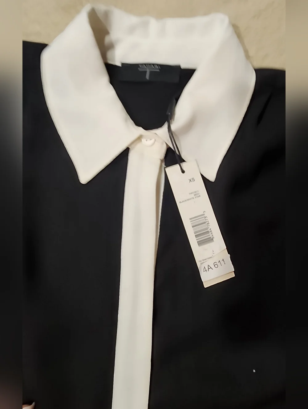 T Tahari Extended Shoulder Blouse Black White XSmall New - Picture 3 of 5